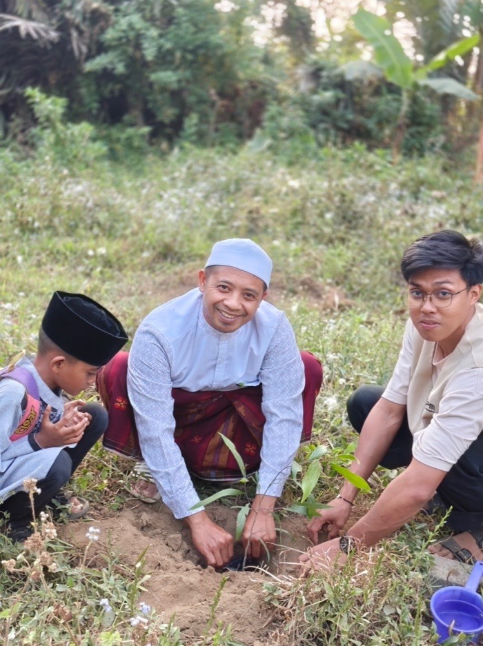Foto momen penanaman pohon dan edukasi pengelolaan sampah bersama santri TPQ Metode Ummi dan Qiroati, Dusun Pancuran. (Dok. Pribadi/Kelompok KKN 120 UIN Sunan Kalijaga Yogyakarta)