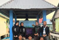 Tambahan foto rilis KKN Tabik Wakatobi - Foto mahasiswa KKN Tabik di Desa Mola Nelayan Bakti, Wakatobi di depan bangunan rocket stove yang telah dikembangkan dari model awal