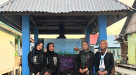 Tambahan foto rilis KKN Tabik Wakatobi - Foto mahasiswa KKN Tabik di Desa Mola Nelayan Bakti, Wakatobi di depan bangunan rocket stove yang telah dikembangkan dari model awal