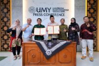 Duta Besar Luar Biasa dan Berkuas Penuh RI untuk Tunisia, Zuhairi Misrawi dan Wakil Rektor bidang Reputasi, Kerjasama dan Digital, Prof. Ir. Slamet Riyadi, S.T., M.T., Ph.D, berfoto bersama setelah melakukan tanda tangan MoU
