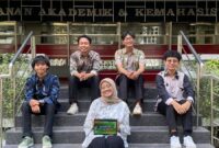 FOTO BERSAMA-Hasan Rabbani (Batik biru) dari Fakultas Matematika dan Ilmu Pengetahuan Alam sebagai Ketua, foto bersama Tim SPECTRA saat melakukan Penelitian. (Foto Ist).