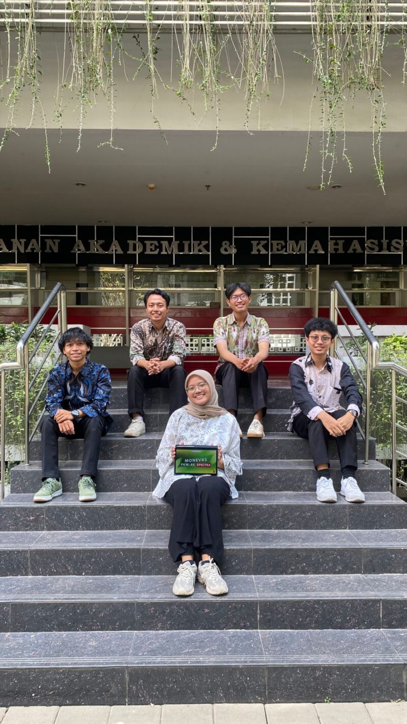 FOTO BERSAMA-Hasan Rabbani (Batik biru) dari Fakultas Matematika dan Ilmu Pengetahuan Alam sebagai Ketua, foto bersama Tim SPECTRA saat melakukan Penelitian. (Foto Ist).