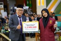 Foto Anggota BPH UMY, Prof. Dr. H. Mundzirin Yusuf, M.Si menyerahkan secara simbolis beasiswa Dokter dan Dokter Gigi Muhammadiyah kepada Alfina Rohmah (Fina)