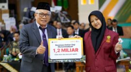 Foto Anggota BPH UMY, Prof. Dr. H. Mundzirin Yusuf, M.Si menyerahkan secara simbolis beasiswa Dokter dan Dokter Gigi Muhammadiyah kepada Alfina Rohmah (Fina)