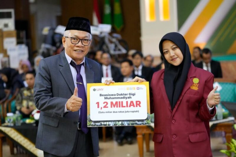 Foto Anggota BPH UMY, Prof. Dr. H. Mundzirin Yusuf, M.Si menyerahkan secara simbolis beasiswa Dokter dan Dokter Gigi Muhammadiyah kepada Alfina Rohmah (Fina)