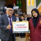 Foto Anggota BPH UMY, Prof. Dr. H. Mundzirin Yusuf, M.Si menyerahkan secara simbolis beasiswa Dokter dan Dokter Gigi Muhammadiyah kepada Alfina Rohmah (Fina)