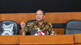 Foto Prof. Sarwidi, saat menyampaikan materi dalam kegiatan Bimtek Penilaian Awal Kerentanan Bangunan, yang diselenggarakan oleh BNPB bersama Pusat Studi Lingkungan dan Bencana (PSLB) UMY
