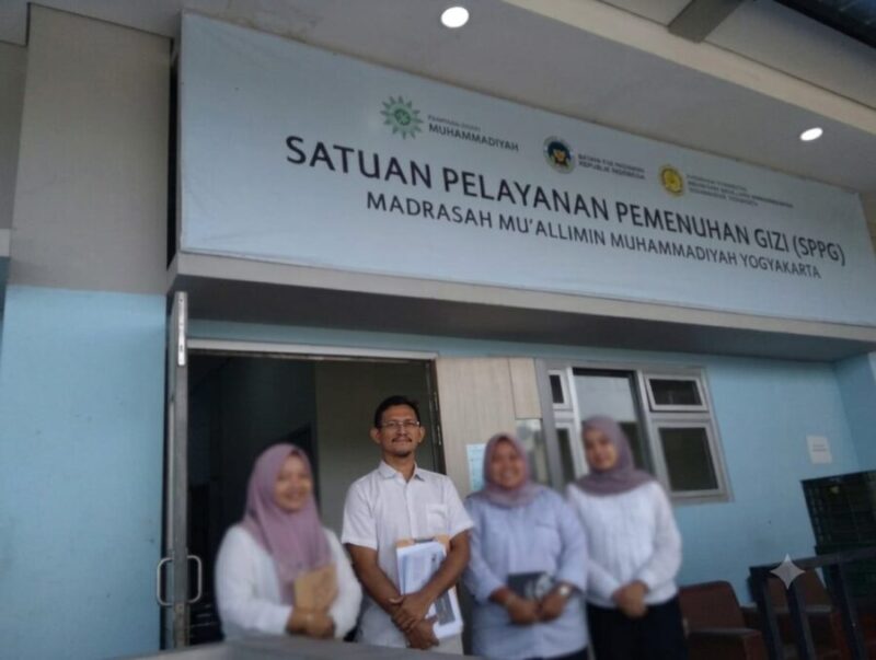 Foto dr. Iman Permana (tengah) saat melakukan audit di SPPG Madrasah Mu'allimin