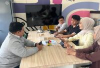 Foto tim PKM-KC UMY D-Sense saat melakukan pengujian prototipe D-Sense kepada peserta Down Syndrom  
