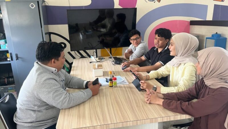 Foto tim PKM-KC UMY D-Sense saat melakukan pengujian prototipe D-Sense kepada peserta Down Syndrom