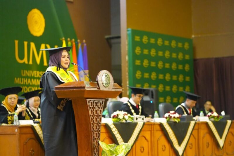 Laluna Imtisal wisudawan penerima beasiswa KAUM UMY menyampaikan sambutan dalam prosesi wisuda UMY