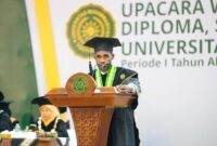 Foto wisudawan UMY asal Papua, Yongki Sostenes Yesyan saat memberikan sambutan kesan pesan selama menjalani studi di UMY pada Wisuda Periode I Tahun Akademik 2026/2027, Kamis (17/9/2026)