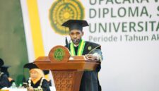 Foto wisudawan UMY asal Papua, Yongki Sostenes Yesyan saat memberikan sambutan kesan pesan selama menjalani studi di UMY pada  Wisuda Periode I Tahun Akademik 2026/2027, Kamis (17/9/2026)