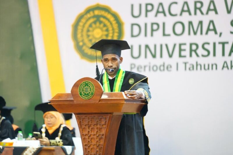 Foto wisudawan UMY asal Papua, Yongki Sostenes Yesyan saat memberikan sambutan kesan pesan selama menjalani studi di UMY pada  Wisuda Periode I Tahun Akademik 2026/2027, Kamis (17/9/2026)