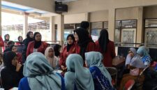 Foto tim PPK Ormawa HIMFA UMY melakukan observasi ke warga Tuksono