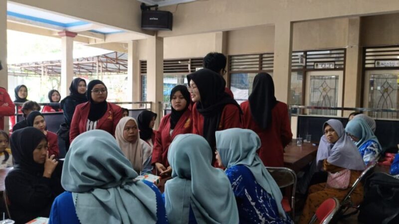 Foto tim PPK Ormawa HIMFA UMY melakukan observasi ke warga Tuksono