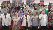 FOTO BERSAMA-Ketua Pusat Studi Ilmu Kepolisian, Komjen Pol. Prof. Dr. Chrysnanda Dwilaksana, M.Si, Irjen Pol. Dr. Susilo Teguh Raharjo, M.Si, Kasatgas Pembentukan Pusat Studi Kepolisian STIK-PTIK Lemdiklat Polri, Irjen Pol Dr. Herry Heryawan, S.I.K, M.H, M.Hum, Kapolda Riau, foto bersama usai acara. (Foto Ist).