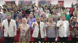 FOTO BERSAMA-Ketua Pusat Studi Ilmu Kepolisian, Komjen Pol. Prof. Dr. Chrysnanda Dwilaksana, M.Si, Irjen Pol. Dr. Susilo Teguh Raharjo, M.Si, Kasatgas Pembentukan Pusat Studi Kepolisian STIK-PTIK Lemdiklat Polri, Irjen Pol Dr. Herry Heryawan, S.I.K, M.H, M.Hum, Kapolda Riau, foto bersama usai acara. (Foto Ist).