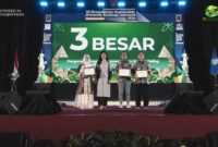 Wakil Rektor bidang Sumber Daya UMY menerima penghargaan UI Green Matric yang diberikan kepada UMY