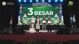 Wakil Rektor bidang Sumber Daya UMY menerima penghargaan UI Green Matric yang diberikan kepada UMY
