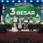 Wakil Rektor bidang Sumber Daya UMY menerima penghargaan UI Green Matric yang diberikan kepada UMY