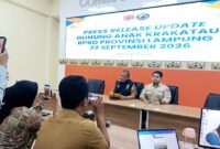 Aswarodi menyampaikan keterangan pers terkait penurunan status Gunung Anak Krakatau di Ruang Command Center BPBD Provinsi Lampung