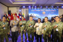 Andra Soni berbincang hangat dengan para delegasi militer saat menghadiri Opening Ceremony