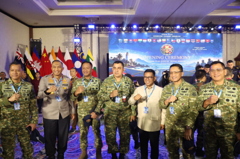 Andra Soni berbincang hangat dengan para delegasi militer saat menghadiri Opening Ceremony