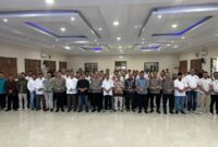 Ketua PWI Provinsi Banten, Rian Nopandra, Kapolda Banten Irjen. Pol. Hengki, S.I.K., M.H., Ketua Departemen Pendidikan dan Pelatihan PWI Pusat, Jufri Alkatiri, Ketua SMSI Pusat Firdaus, berfoto bersama para peserta UKW
