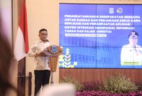 Gubernur Banten memberikan sambutan dalam acara Penandatanganan Kesepakatan Antardaerah dan Kerja Sama Replikasi Aplikasi SISGITA di Aula Blandongan, Balai Kota Tangerang Selatan