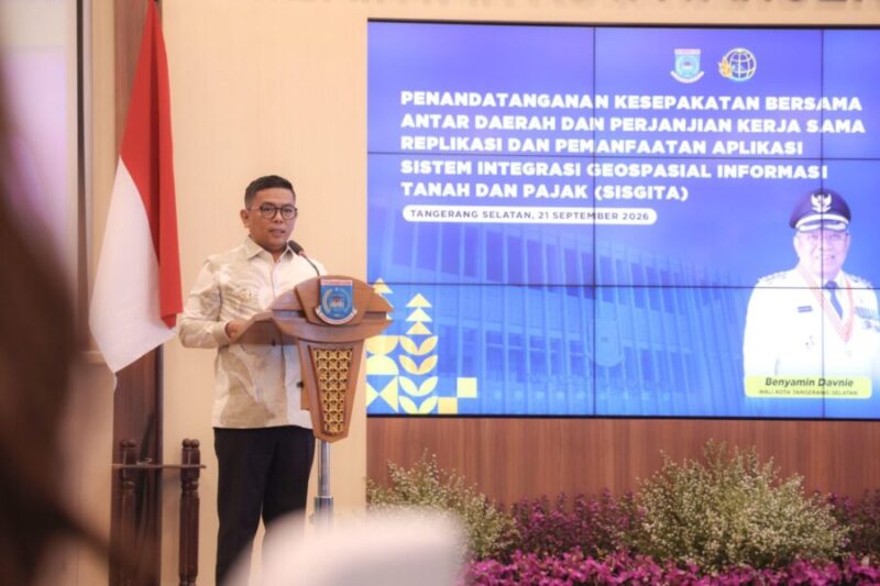 Gubernur Banten memberikan sambutan dalam acara Penandatanganan Kesepakatan Antardaerah dan Kerja Sama Replikasi Aplikasi SISGITA di Aula Blandongan, Balai Kota Tangerang Selatan  