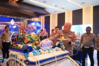 Kapolda Banten Irjen Pol Hengki memotong nasi tumpeng saat puncak Syukuran Hari Lalu Lintas Bhayangkara ke-71 di Aula Gawe Kita Baluwarti, Serang