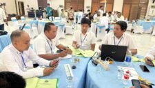 Peserta Uji Kompetensi Wartawan (UKW) PWI Provinsi Banten Angkatan ke-28 berfokus menyelesaikan tugas dan materi jurnalistik di hadapan penguji di Aula Serba Guna Polda Banten, Serang