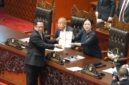 Menteri Dalam Negeri Tito Karnavian menyerahkan naskah 15 RUU tentang Kabupaten/Kota kepada Ketua DPR RI Puan Maharani dalam Rapat Paripurna DPR RI di Jakarta, Selasa (22/9/2026).