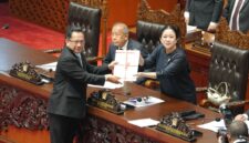 Menteri Dalam Negeri Tito Karnavian menyerahkan naskah 15 RUU tentang Kabupaten/Kota kepada Ketua DPR RI Puan Maharani dalam Rapat Paripurna DPR RI di Jakarta, Selasa (22/9/2026).