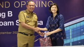 Penyerahan cenderamata dari CEO Siloam Hospitals Group Caroline Rady kepada Wali Kota Bekasi Tri Adhianto pada peresmian Gedung B RS Siloam Sentosa