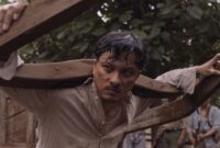 Potret Nicholas Saputra saat memerankan tokoh yang terbelenggu dalam film “Merah Sebelum Fajar” karya sutradara Garin Nugroho  