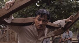 Potret Nicholas Saputra saat memerankan tokoh yang terbelenggu dalam film “Merah Sebelum Fajar” karya sutradara Garin Nugroho  