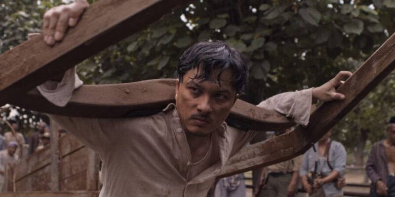 Potret Nicholas Saputra saat memerankan tokoh yang terbelenggu dalam film “Merah Sebelum Fajar” karya sutradara Garin Nugroho  