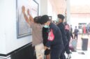 Petugas Lapas Kelas IIA Serang menggeledah warga binaan dan memeriksa barang bawaan dalam rangkaian Razia Gabungan yang digelar secara menyeluruh di seluruh blok hunian.