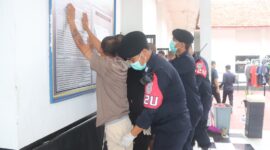Petugas Lapas Kelas IIA Serang menggeledah warga binaan dan memeriksa barang bawaan dalam rangkaian Razia Gabungan yang digelar secara menyeluruh di seluruh blok hunian.