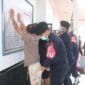 Petugas Lapas Kelas IIA Serang menggeledah warga binaan dan memeriksa barang bawaan dalam rangkaian Razia Gabungan yang digelar secara menyeluruh di seluruh blok hunian.