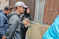 Tim Dinas Lingkungan Hidup (DLH) Kota Bekasi melakukan pemeriksaan lapangan ke lokasi usaha restoran serta pengambilan sampel air permukaan di Sungai Kali Abang 2, Perwira Sari, Kecamatan Bekasi Utara, terkait pengelolaan air limbah domestik. (Foto: Diskominfostandi)
