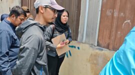 Tim Dinas Lingkungan Hidup (DLH) Kota Bekasi melakukan pemeriksaan lapangan ke lokasi usaha restoran serta pengambilan sampel air permukaan di Sungai Kali Abang 2, Perwira Sari, Kecamatan Bekasi Utara, terkait pengelolaan air limbah domestik. (Foto: Diskominfostandi)