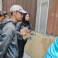 Tim Dinas Lingkungan Hidup (DLH) Kota Bekasi melakukan pemeriksaan lapangan ke lokasi usaha restoran serta pengambilan sampel air permukaan di Sungai Kali Abang 2, Perwira Sari, Kecamatan Bekasi Utara, terkait pengelolaan air limbah domestik. (Foto: Diskominfostandi)