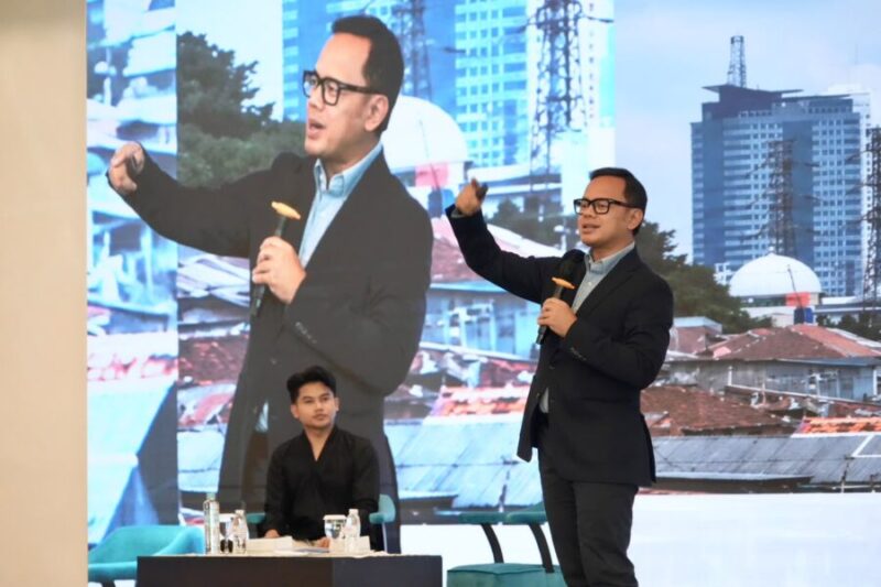 Wamendagri Bima Arya Sugiarto menyampaikan materi di hadapan mahasiswa baru pada kegiatan PKKMB Corsara 2026–2027 di Universitas Komputer Indonesia, Bandung, Selasa (22/9/2026). (Foto: Puspen Kemendagri)