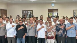 Kapolda Banten Irjen Pol. Hengki Ketua PWI Provinsi Banten Rian Nopandra bersama pengurus PWI dan puluhan jurnalis