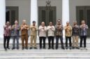 Gubernur Banten Andra Soni menerima kunjungan Direktur Utama Telkom Akses Irphan Wijaya beserta jajaran Komisaris dan Direksi di Gedung Negara Provinsi Banten, Serang, Selasa (22/9/2026), membahas koordinasi penataan jaringan utilitas kabel udara sejalan dengan program Indonesia Asri, Aman, Sehat, Resik, dan Indah. (Foto: Adpim Banten)