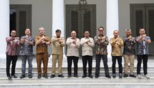 Gubernur Banten Andra Soni menerima kunjungan Direktur Utama Telkom Akses Irphan Wijaya beserta jajaran Komisaris dan Direksi di Gedung Negara Provinsi Banten, Serang, Selasa (22/9/2026), membahas koordinasi penataan jaringan utilitas kabel udara sejalan dengan program Indonesia Asri, Aman, Sehat, Resik, dan Indah. (Foto: Adpim Banten)