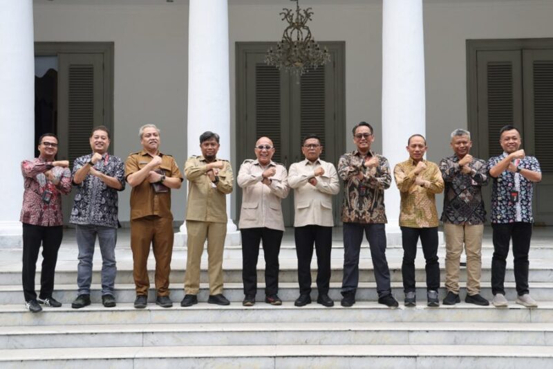 Gubernur Banten Andra Soni menerima kunjungan Direktur Utama Telkom Akses Irphan Wijaya beserta jajaran Komisaris dan Direksi di Gedung Negara Provinsi Banten, Serang, Selasa (22/9/2026), membahas koordinasi penataan jaringan utilitas kabel udara sejalan dengan program Indonesia Asri, Aman, Sehat, Resik, dan Indah. (Foto: Adpim Banten)